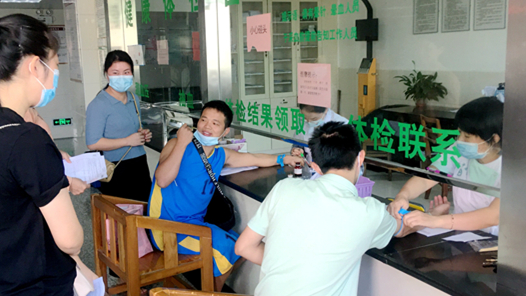 北京密云区总工会开展为劳模送健康义诊活动
