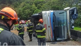 巴西东南部一大巴侧翻致4死32伤